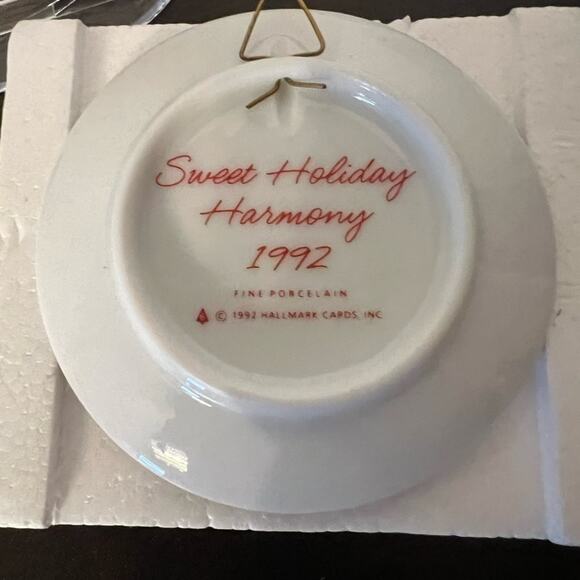 HALLMARK COLLECTORS PLATE SWEET HOLIDAY HARMONY (STAND INCLUDED) - Picture 5 of 7